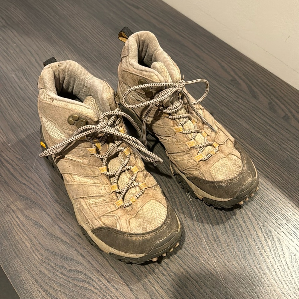 Merrel Women’s Hiking boots for size 8.5